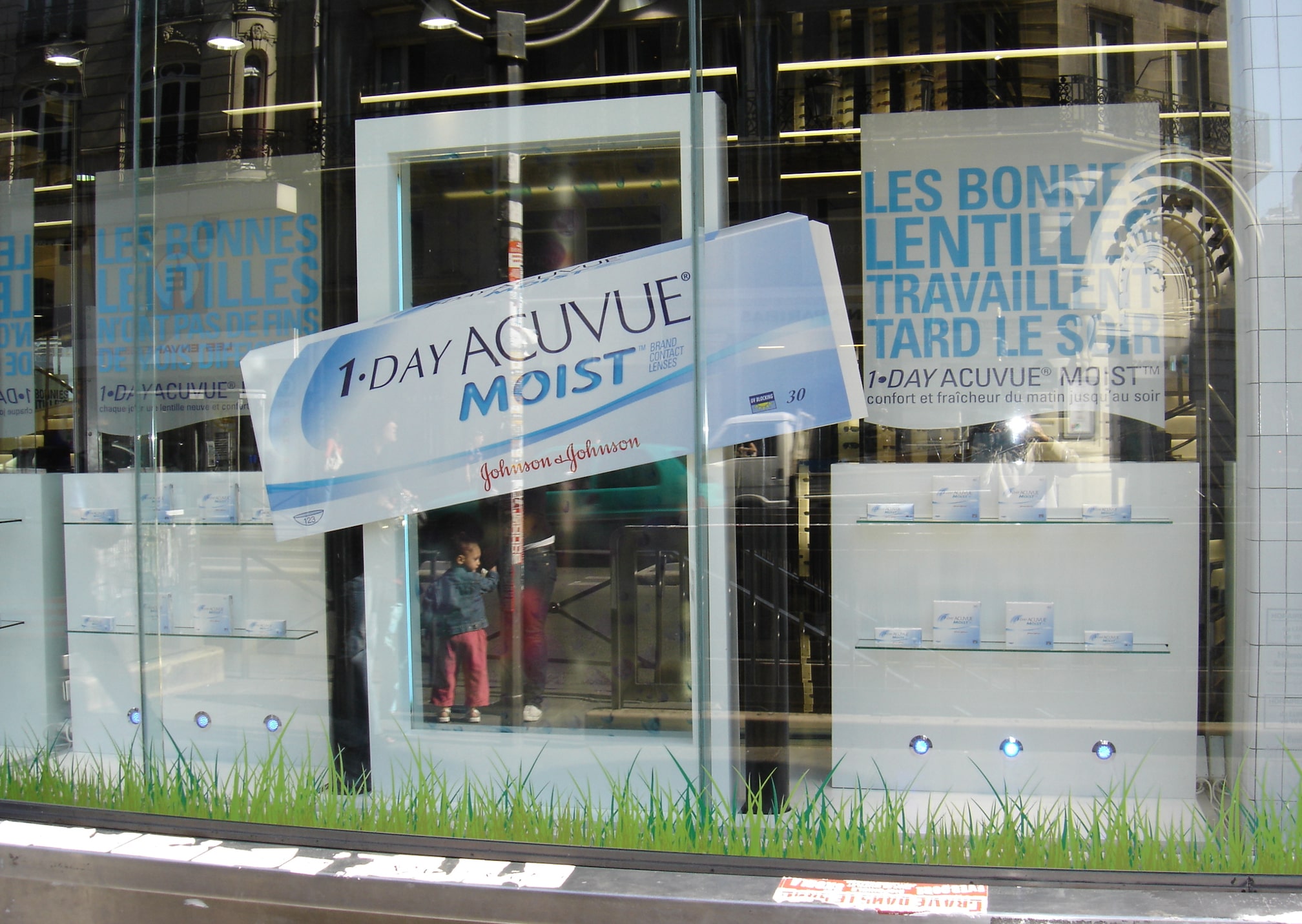 Vitrine pour la marque de lentilles AcuvueVisual Merchandising Vitrine marketing boutique Vitrine designer décors Scénographie PLV